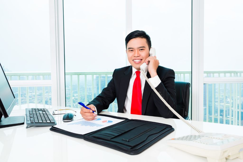 Бизнесмены Азии. Азиат бизнесмен с телефоном. Мужчина с телефоном. Asian businessman photo. Office control