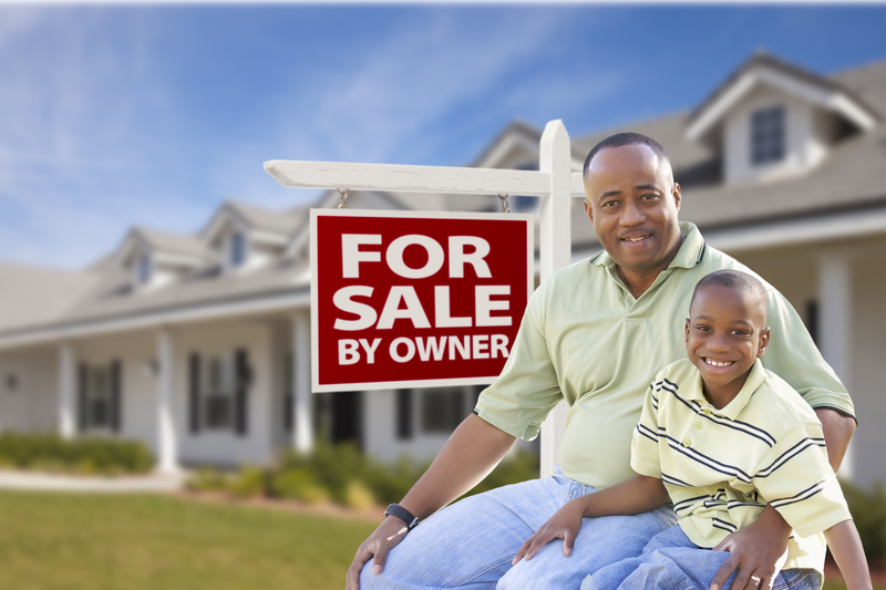 alt="For sale by owner sign links to tips for protecting yourself when purchasing for sale by owner."